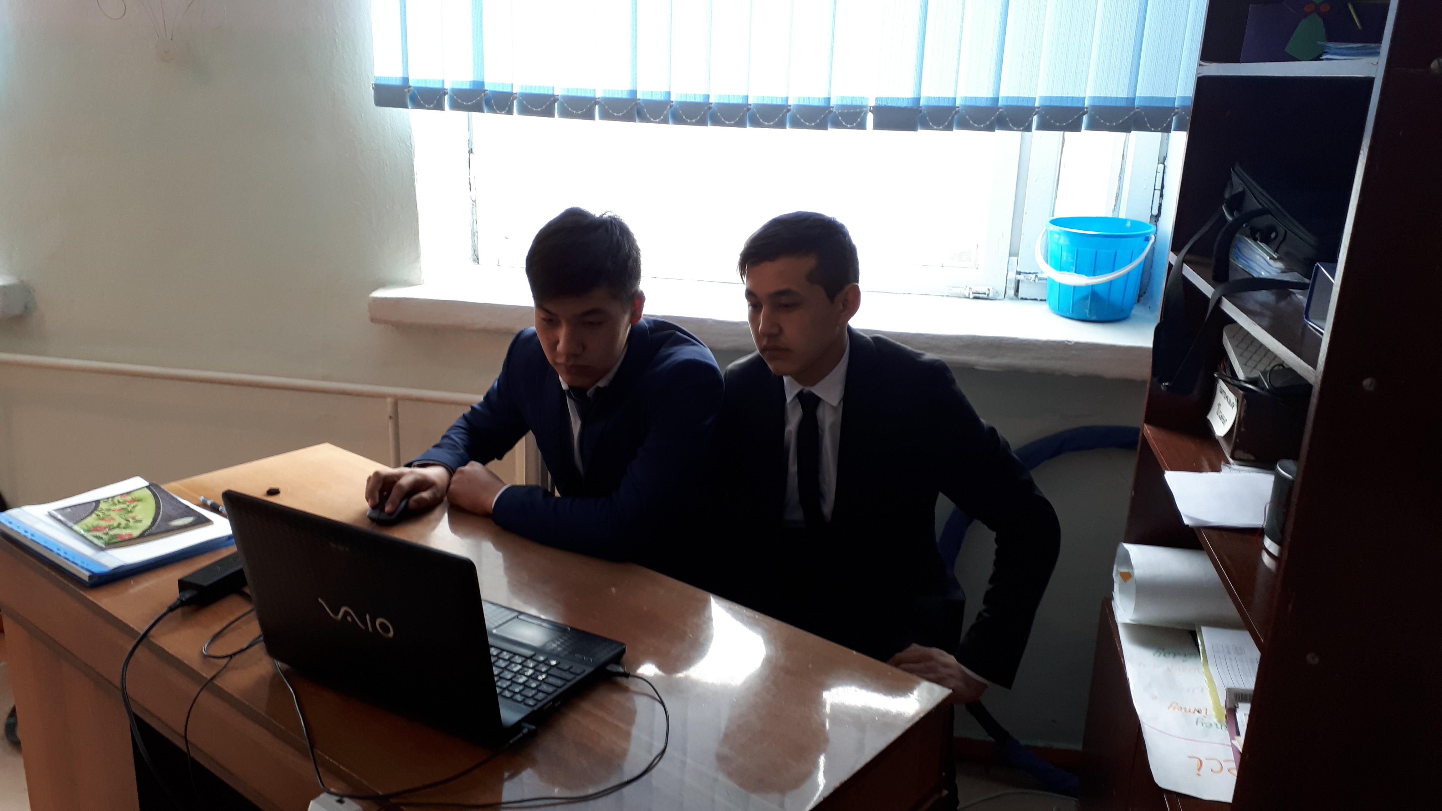 Абай атындағы орта мектеп "КОД САҒАТЫ 2018" атты бағдарламалау сабағы